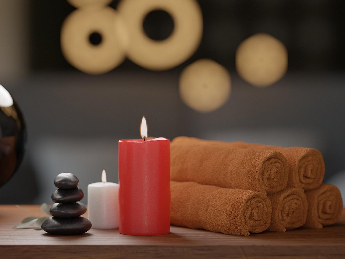 Bougies, galets et serviettes pour une séance de relaxation